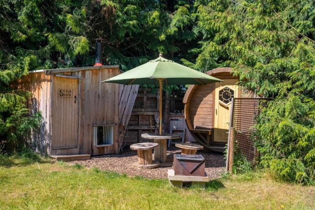 exterior-of-an-owl-pod-at-lahtle-wood-glamping-in-the-daytime