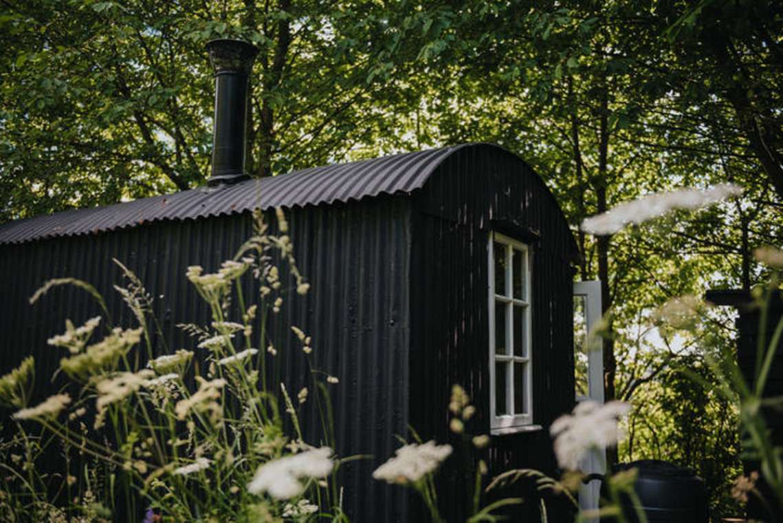 exterior-of-the-shepherds-hut-in-the-daytime-glamping-lincolnshire