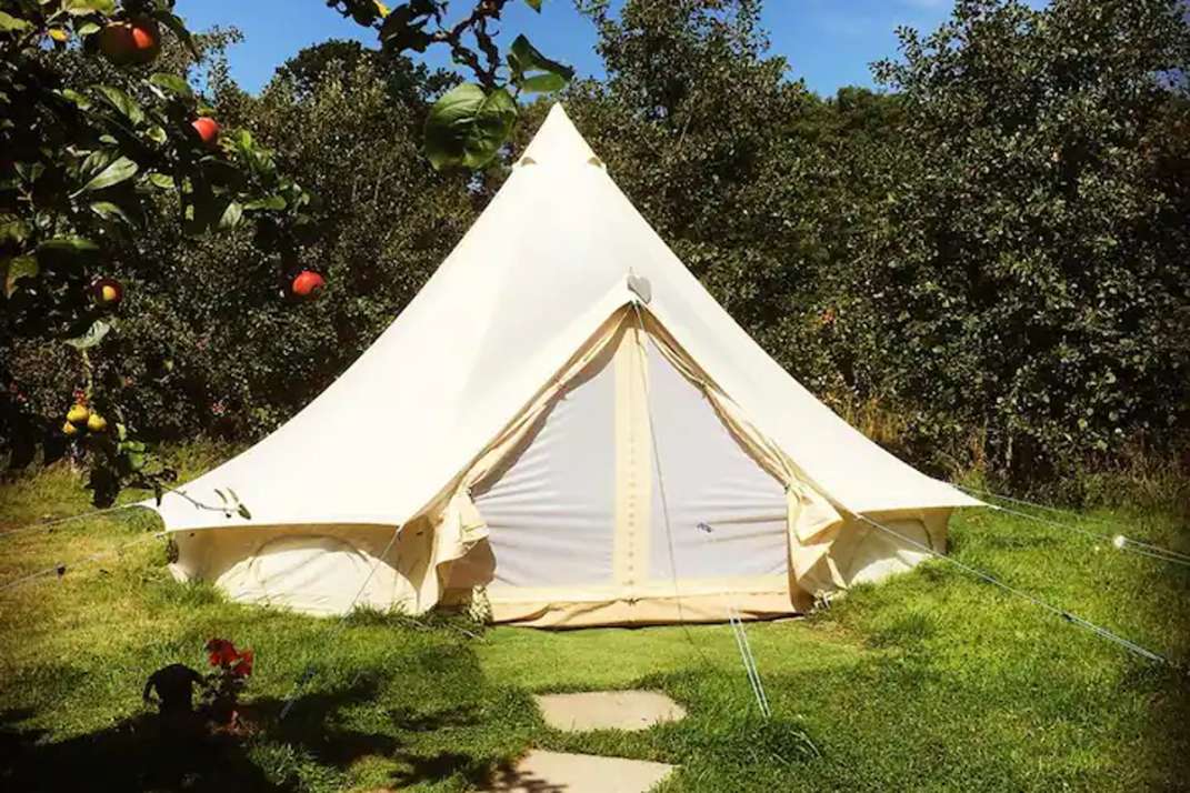 exterior-of-warwickshire-bell-tent-in-the-daytime-glamping-warwickshire