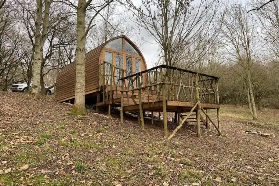 exterior-of-warwickshire-woodland-glamping-cabin-in-the-daytime