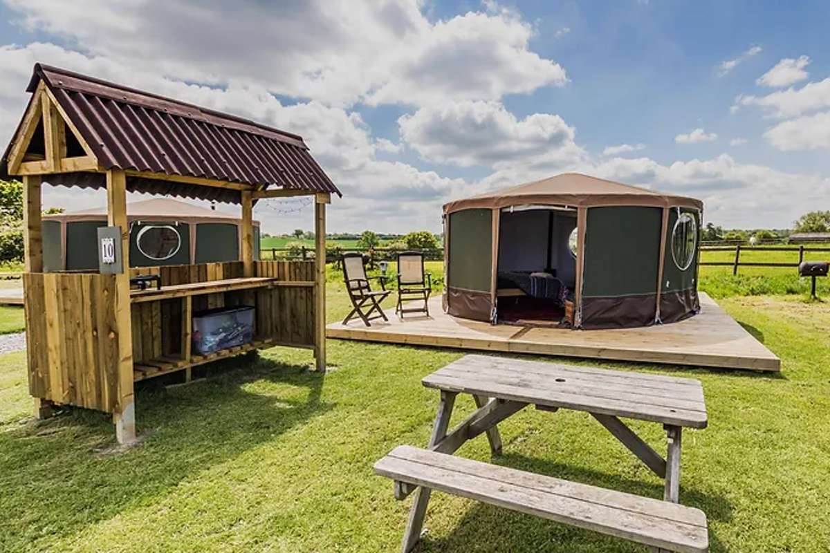 exterior-of-yurt-at-mousley-house-farm-glamping-in-the-daytime