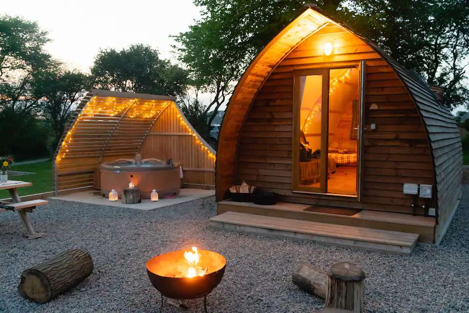 fairylit-hot-tub-cabin-pod-with-person-in-hot-tub-in-evening