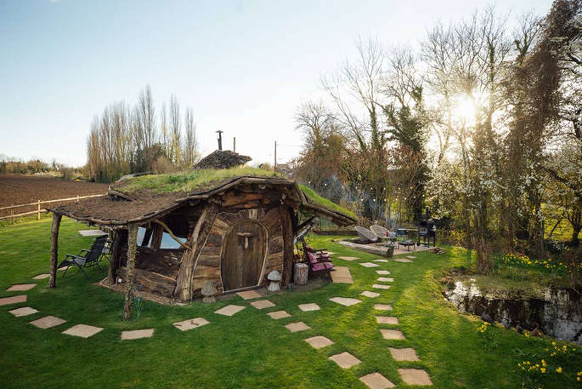 exterior-of-the-hobbit-house-in-the-daytime-glamping-northamptonshire