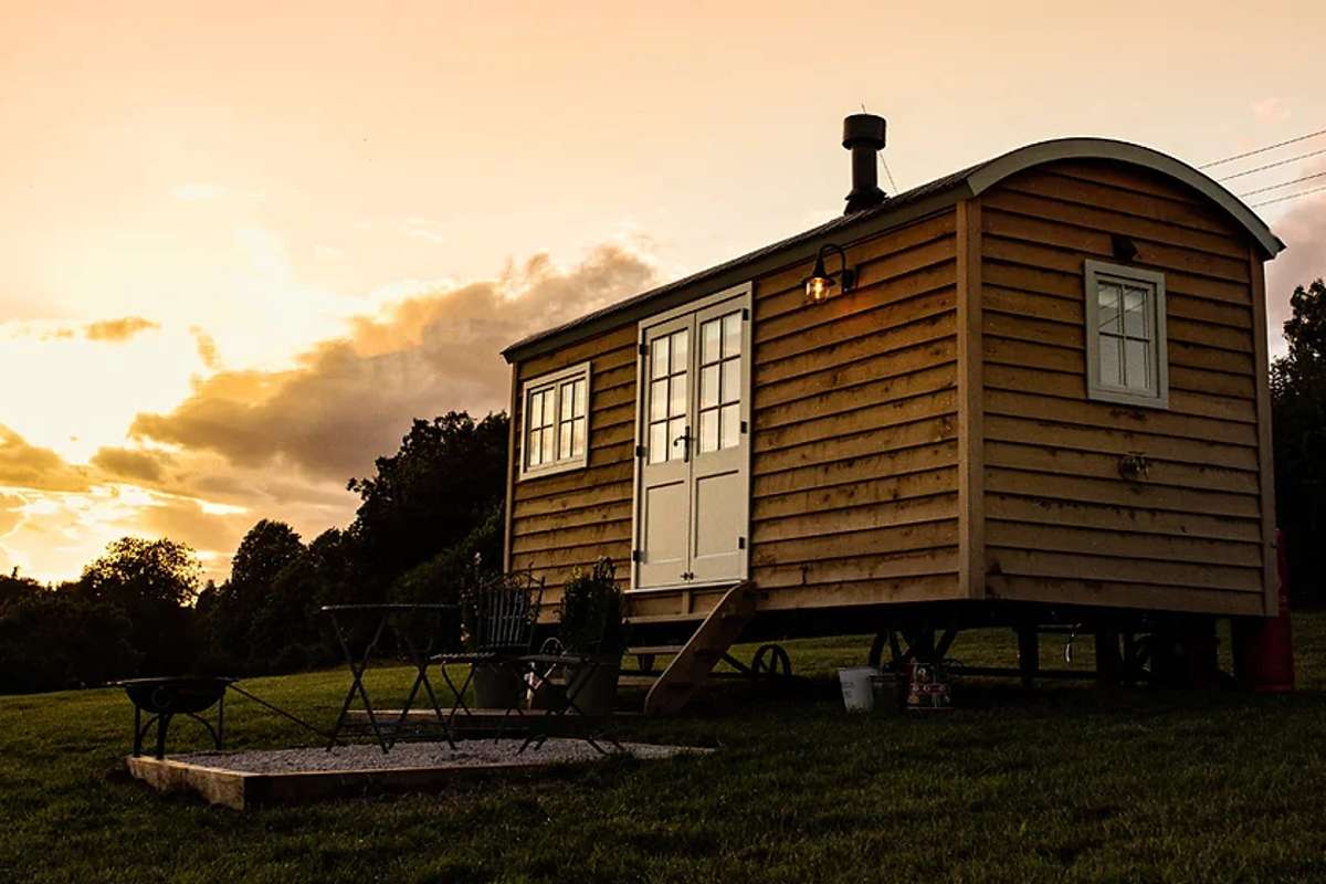 exterior-of-the-shepherd's-hut-at-ewe-glamping-in-the-evening