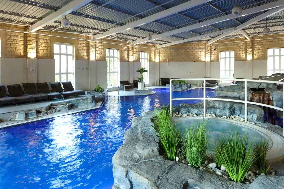 swimming-pool-and-hot-tub-at-slaley-hall-hotel-and-spa