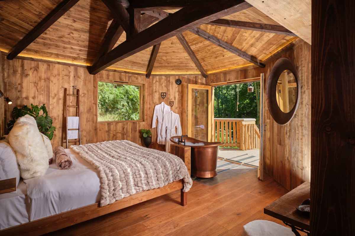 bedroom-of-hideout-treehouse-at-sleepy-owl-devon
