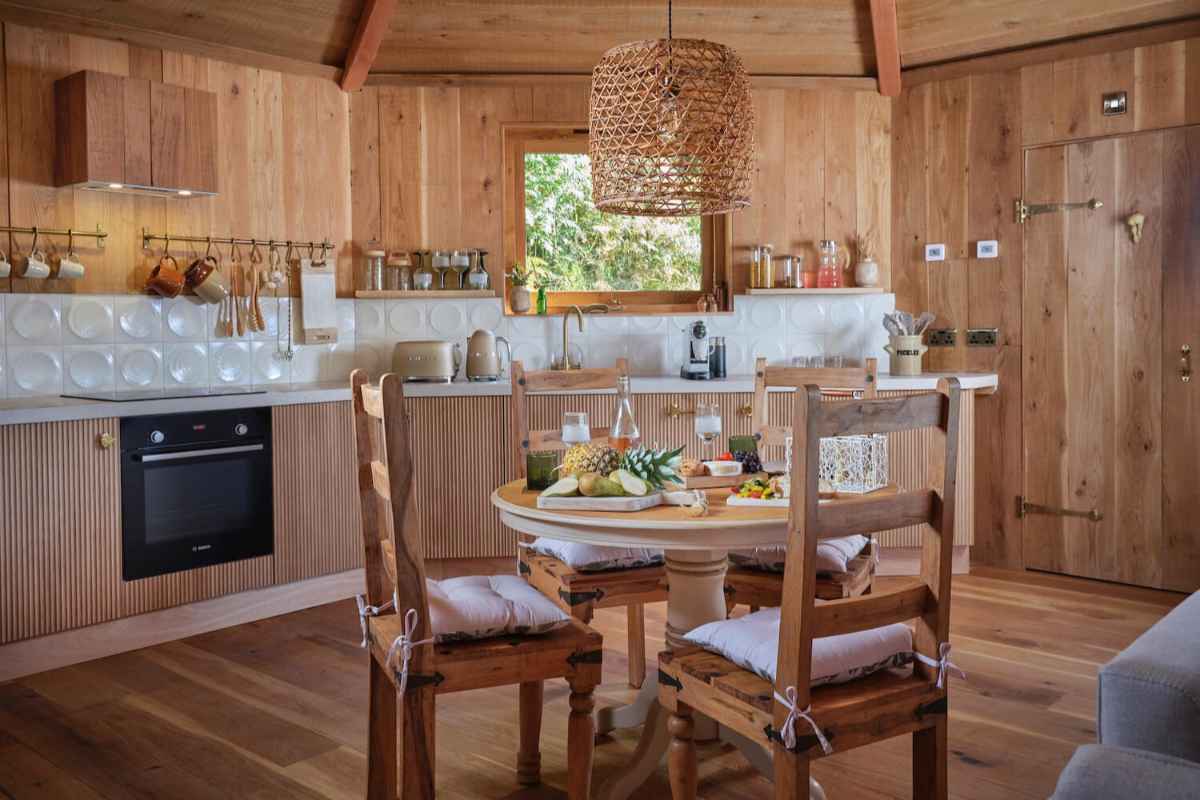 kitchen-and-dining-table-at-nest-treehouse