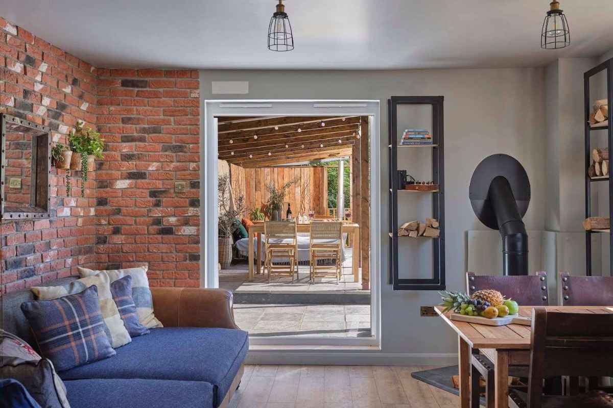 living-and-dining-room-in-cosy-cowshed