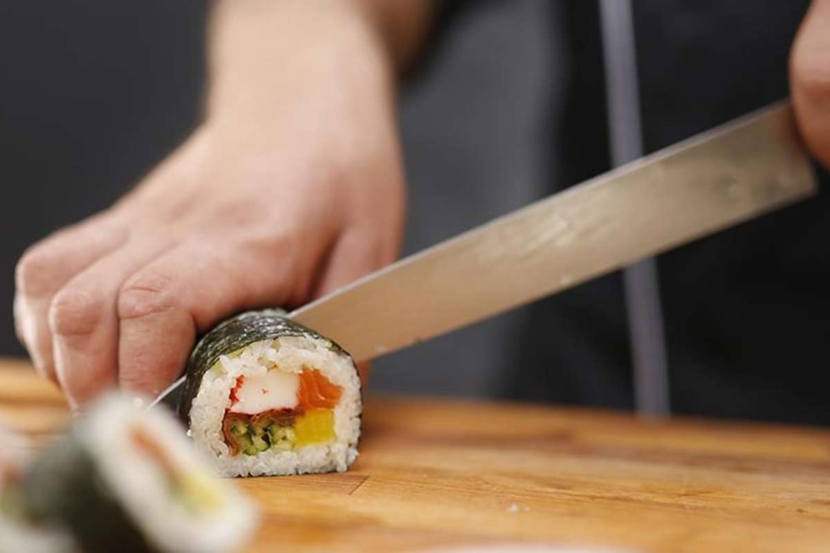 sushi-being-chopped-at-yakinori-sushi-school